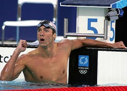 El nadador estadounidense Michael Phelps expresa su alegría tras su victoria en los 200 metros mariposa.