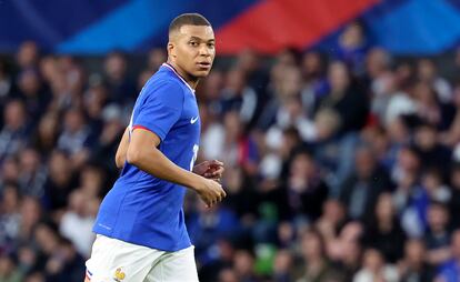 Kylian Mbappé disputa un partido de preparación para la Eurocopa, entre Francia y Luxemburgo.