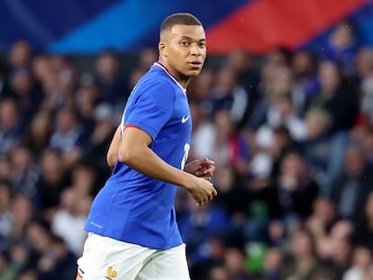 Kylian Mbappé disputa un partido de preparación para la Eurocopa, entre Francia y Luxemburgo.