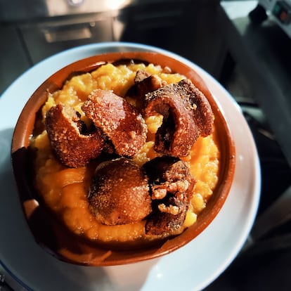 Patatas revolconas de la Bodeguita de San Segundo (Ávila), en una imagen cedida por el establecimiento.