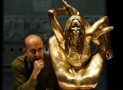 Marc Quinn, con la escultura de Kate Moss.