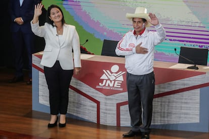 Los candidatos presidenciales Pedro Castillo y Keiko Fujimori, tras el debate celebrado el pasado 30 de mayo, en Lima.