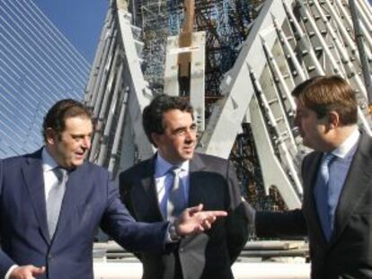 Santiago Calatrava, en el centro, en una visita a las obras de la Ciudad de las Artes y las Ciencias.