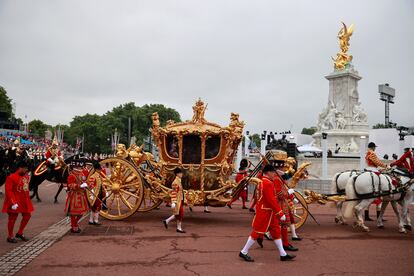 La carroza dorada de estado, en la que la reina ha viajado en alguna ocasión y que no ha dudado en calificar de "no muy cómoda", ha paseado por el centro de Londres para marcar los festejos por el Jubileo de Platino. No iba nadie en ella, pero sobre sus ventanas se ha proyectado la imagen de Isabel II.