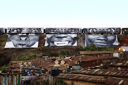 Em 2009, JR viajou até Kabira, uma favela de Quênia. A comunidade abriu suas portas ao artista. A intervenção combinou imagens na ladeira, no trem de passageiros que passa pela comunidade, e nas casas. O projeto em Kabira cubriu 2.000 metros quadrados de telhados com as imagens de suas mulheres, protegendo os moradores das chuvas. Anos depois, descobriu-se que uma agência de publicidade americana estava roubando as imagens para serem vendidas e reverter o dinheiro em obras de saneamento. Uma iniciativa que muitos moradores e o próprio JR desaprovaram.