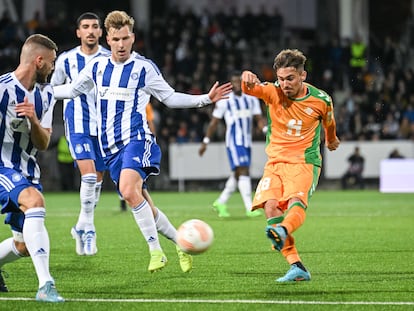 El verdiblanco Rodri lanza a la puerta del Helsinki en el duelo de la Liga Europa.