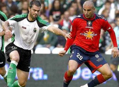 Carlos Aranda controla el balón ante la presión del jugador del Racing Marc Torrejón