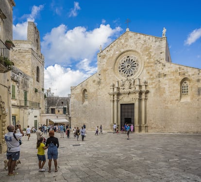 Blanquísima, bañada por plácidas aguas celestes y rodeada por altos muros que durante siglos defendieron de ataques enemigos las laberínticas callejuelas que serpentean desde el castillo. Otranto es la ciudad más orien­tal de la península salentina, justo en el extremo del tacón italiano, presidida por el Castello Aragonese mirando hacia el mar, que fue durante siglos una verdadera arma de guerra ofensiva e inexpugnable. Con su planta pentagonal y modificado con un bastión aflechado, la fortaleza está formada por una sucesión de salones, galerías, pasadizos y grandes terrazas que dominan el mar. La antigua “ciudad de los mártires” llama la atención por su casco histórico medieval cercado toda­vía por esas murallas y bastiones que encierran mil años de historia. Resulta muy atractiva tanto en invierno, cuando reina la quietud y el eco de los pasos resuena por los callejones mien­tras la gente se pasa horas descifrando los símbolos del mosaico de la catedral, como en verano, cuando oleadas de turistas vagan por el centro con arena blanca enganchada en los pies y las terrazas de los restaurantes re­bosantes de clientes. Es en esa época cuando la localidad más oriental de Italia se transforma en uno de los desti­nos de playa predilectos del país. La joya de la ciudad es la catedral, construida por los normandos en el siglo XI y remodelada después en un par de ocasiones. En su interior, una selva de columnas delgadas con capiteles labrados descansan sobre la principal atracción: un atrevido mo­saico, obra del joven monje Pantaleone en el siglo XII, que cubre todo el suelo del templo con representaciones del Paraíso, del Infier­no y de un raro sincretismo entre religión y superstición. Lo que sorprende es el carácter naíf de las imágenes. Es entretenido identificar los elementos reconocibles, como la Torre de Babel, Noé y su arca, el rey Arturo e incluso Alejandro Magno. Uno de los grandes misterios que lo rodean es cómo ha permanecido intacto has­ta hoy teniendo en cuenta que los otomanos emplearon la catedral como establo mientras decapitaban a los 813 mártires apresados por haberse negado a convertirse al islam sobre una piedra que ahora se conserva en el altar de la capilla ubicada al fondo de la nave de­recha, donde se custodian los restos de los ejecutados en siete grandes vitrinas.