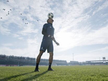 El jugador Douglas Costa en el documental 'First Team: Juventus', de Netflix.