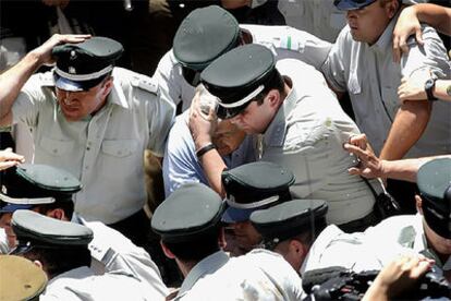 Contreras, custodiado por oficiales de la gendarmeria, a su salida del Palacio de Tribunales tras ser condenado. (REUTERS)