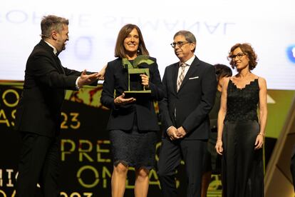  El equipo de 'Informe Semanal' encabezado por la presentadora Ana Blanco (a la izquierda), recibe el Ondas al mejor programa de actualidad en el Gran Teatre del Liceu de Barcelona.