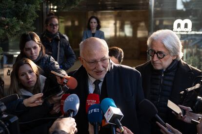 El presidente de Mercadona, Juan Roig, ofrece declaraciones a los medios a su llegada a la capilla ardiente del fundador de Mango, Isak Andic, en el Tanatori Les Corts. David Zorrakino / Europa Press