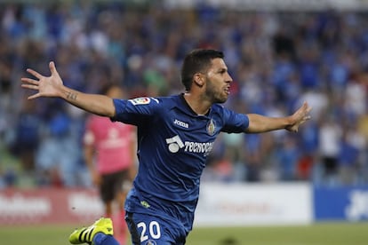 El delantero del Getafe Dani Pacheco celebra tras marcar el tercer gol ante el Tenerife.