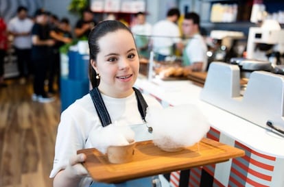 Una de las trabajadoras de Rocambolesc, la heladería de los Roca, en Houston, Texas (EE UU).