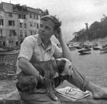 Truman Capote con su 'bulldog' en el muelle de Portofino (Italia) en los años cincuenta.