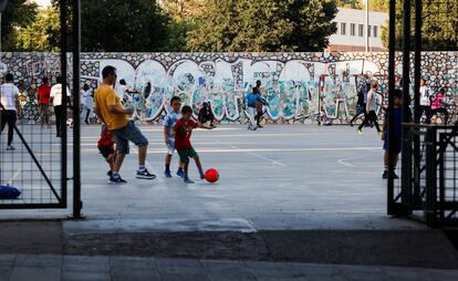 Nens jugant a futbol al barri de Rocafonda de Mataró.