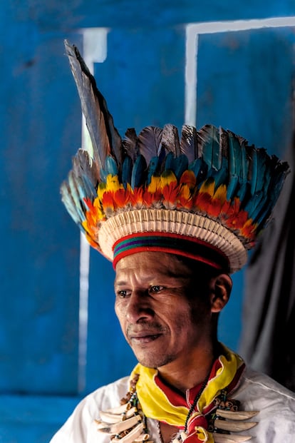 José Jarol Muchavisoy, coordinador indígena del cabildo Musuiuiai, con corona y collares en el Cabildo Musuiuiai, en el Putumayo, al suroccidente de Colombia.