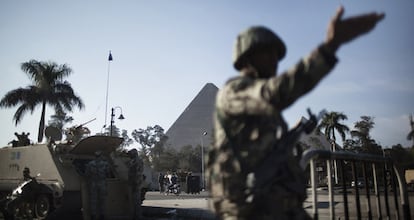 Un soldado egipcio y varios vehículos blindados, apostados en las cercanías de las pirámides de Giza.