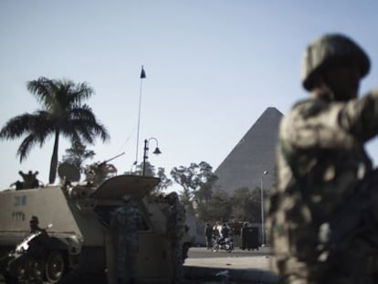 Un soldado egipcio y varios vehículos blindados, apostados en las cercanías de las pirámides de Giza.