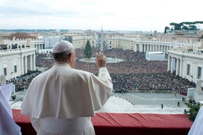 El Papa Francisco desde el balc&oacute;n de la Bas&iacute;lica de San Pedro.