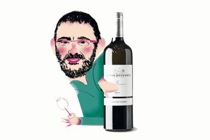 Si tiene que elegir un vino, Aduriz opta por el vino blanco LeDomaine 2015 de Abadía Retuerta. “Prácticamente la mitad de la producción me la bebo yo”, bromea. Obtenido mayoritariamente a partir de 'sauvignon blanc' con un toque de verdejo, pasa entre 5 y 6 meses en barrica, por lo que es fresco, pero con toques ahumados. Es un vino elaborado en el Valle del Duero. CON QUÉ PLATO LO TOMA: El chef apuesta por una estrella de la última temporada de Mugaritz: “Ideas amargas de terciopelo”, formadas por queso, leche y gelatina, con las que crea una base a la que inyecta el 'hongo penicillium candidum', presente en quesos como el 'brie'. Pura vanguardia.