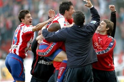 El centrocampista portugués del Sporting de Gijón André Castro celebra su gol con sus compañeros del banquillo.