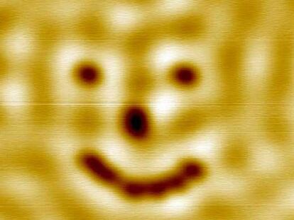 Sonrisa hecha con diez moléculas de monóxido de carbono (los bultos negros) colocadas sobre una superficie de cobre.