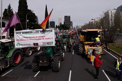 Varios tractores, este domingo por el centro de Madrid. 
