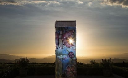 Fragmento del muro de Berl&iacute;n en Simi Valley, California, expuesto en la Biblioteca y Museo Presidencial Ronald Reagan desde 1990