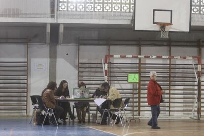Hoy no hay partido en el polideportivo del colegio Aljarafe, donde ha votado Griñán. O sí. Las encuestas en Sevilla están abiertas.