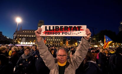 Un manifestante sostiene un cartel en el que puede leer "Libertad presos políticos" en Catalán, durante la concentración en la Plaza Cataluña.