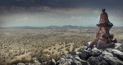 Una mujer himba mira un paisaje en Opuwo (Namibia). 