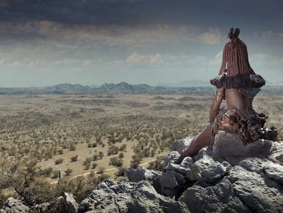Una mujer himba mira un paisaje en Opuwo (Namibia). 