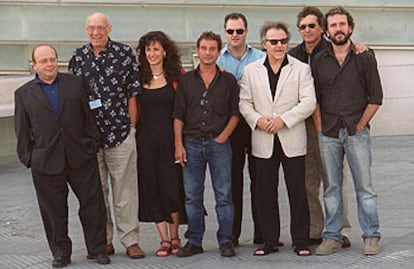 Manuel Vázquez Montalbán (a la izquierda), con Gerardo Herrero, Harvey Keitel (segundo y tercero por la derecha) y otros miembros del equipo de la película <i>El misterio Galíndez,</i> el pasado 20 de septiembre en San Sebastián.