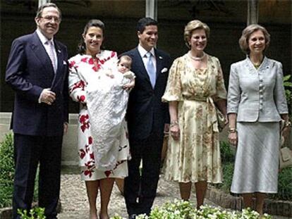 La reina Sofía (derecha) y los duques de Palma asistieron ayer en la iglesia de la Concepción de Barcelona al bautizo de Arrieta Morales de Grecia, hija de la princesa Alexia y de Carlos Morales, que aparecen entre los ex reyes de Grecia, Constantino y Ana María