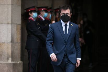 Pere Aragonès surt del Parlament després de la investidura.