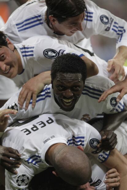 Ramos, Özil, Adebayor y Pepe celebran el gol de Di María.