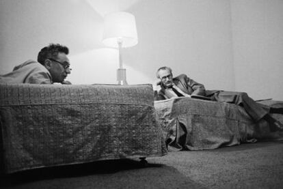 Elia Kazan (a la izquierda) y Robert Whitehead en una habitación del Chelsea Hotel, mientras trabajaban en la obra de teatro de Arthur Miller <i>Después de la caída.</i>
)