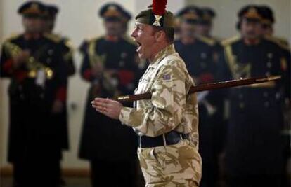 Un militar británico, durante la ceremonia de traspaso de poderes en Kabul.