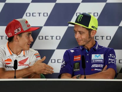 Marc Márquez estrecha la mano a Rossi, que se niega a hacerlo.