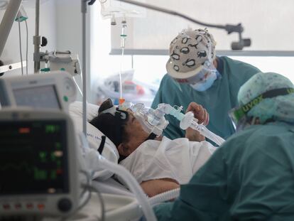 Sanitarios atienden a pacientes de coronavirus en el Hospital del Mar de Barcelona, el 15 de julio.