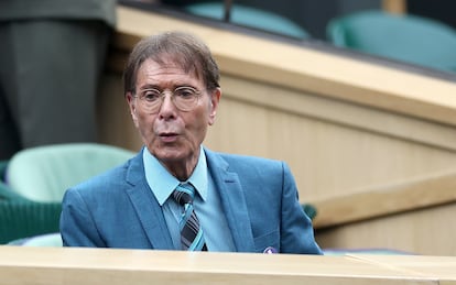 El cantante británico Cliff Richard, durante el partido de cuartos de final entre Jannik Sinner y Daniil Medvedev. 
