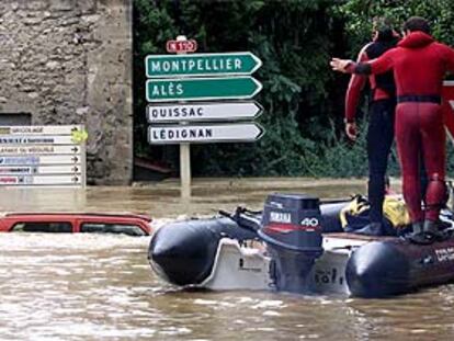 Dos gendarmes pratullan en una zodiac las calles de Nimes