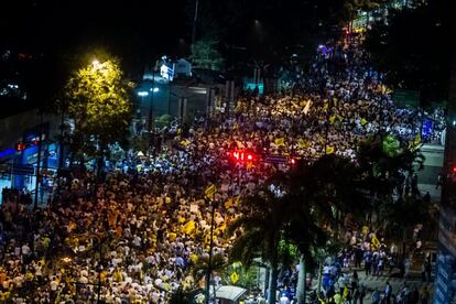 Cientos de personas participan en una caminata nocturna, convocada por el candidato a la Presidencia de Venezuela, Henrique Capriles.