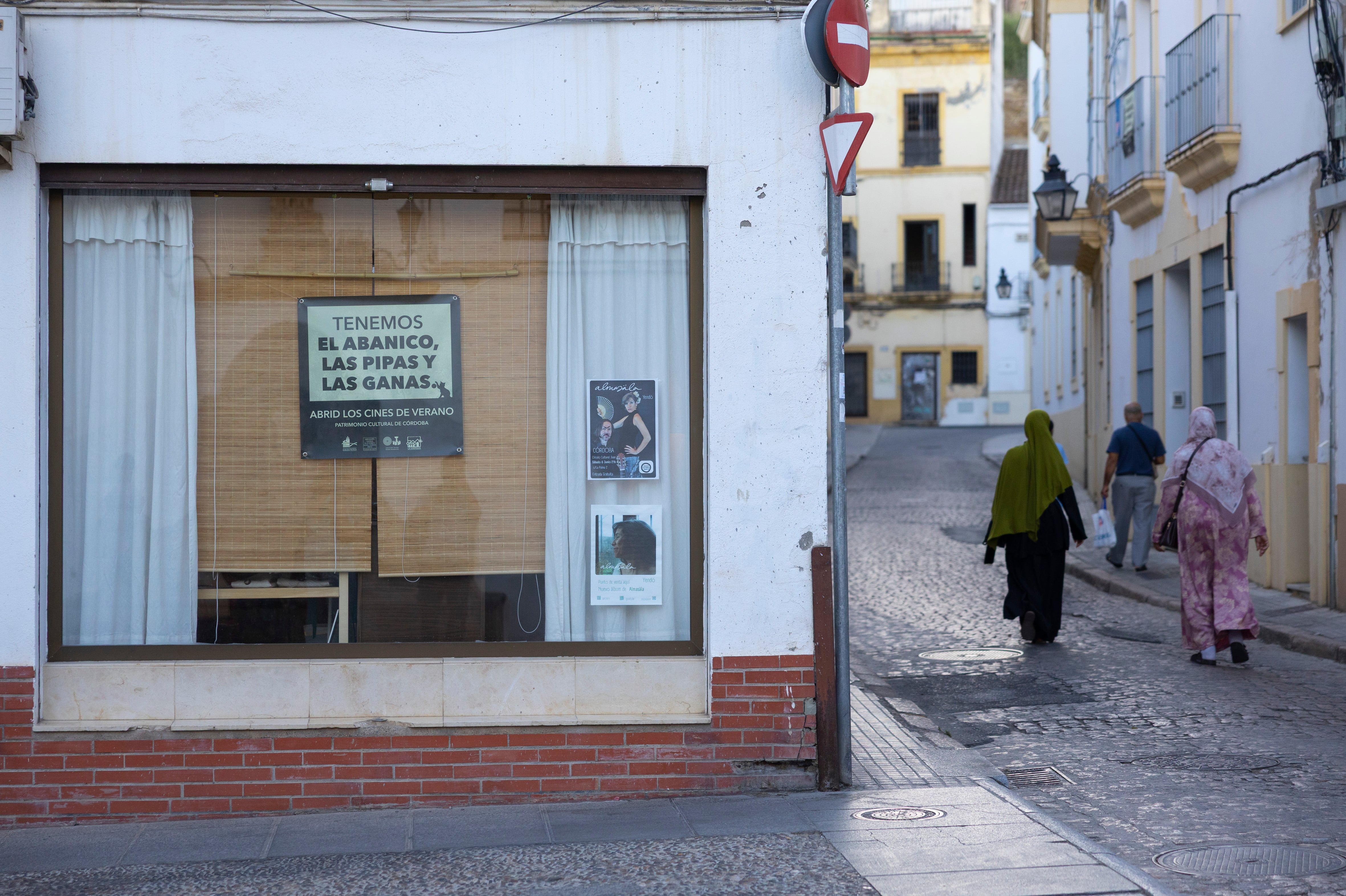 Carteles de la coordinadora SOS salvemos los cines de verano, en el barrio de San Agustín (Córdoba).