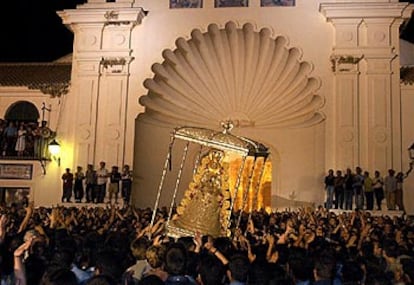 Los almonteños sacan en volandas a su virgen en medio de un gran gentío.