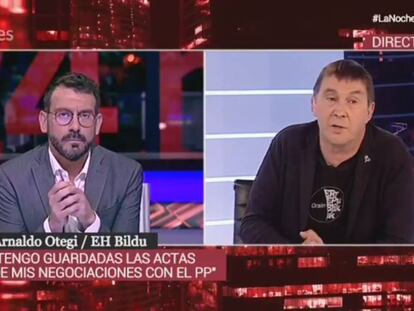 Arnaldo Otegi (derecha), en la entrevista en 'La noche en 24 horas'.