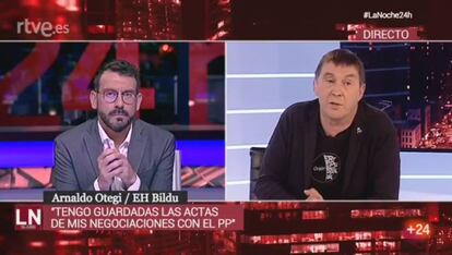 Arnaldo Otegi (derecha), en la entrevista en 'La noche en 24 horas'.