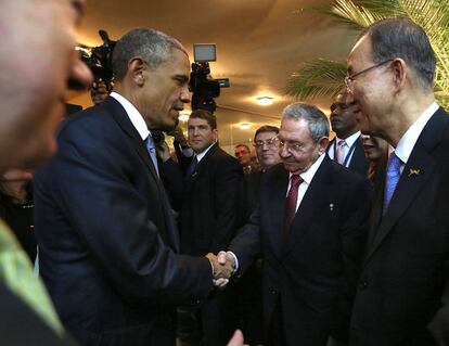 Obama e Castro dão um aperto de mãos que sela o degelo iniciado por ambos os países em dezembro.