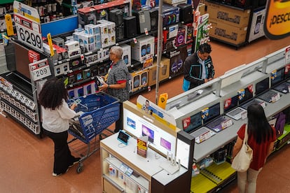 Clientes visitan una sucursal de Walmart durante el Buen Fin, en Ciudad de Mxico, en noviembre de 2023.